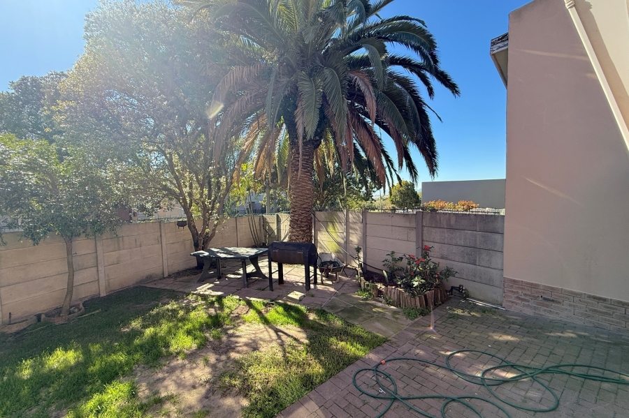 To Let 2 Bedroom Property for Rent in Oakglen Western Cape